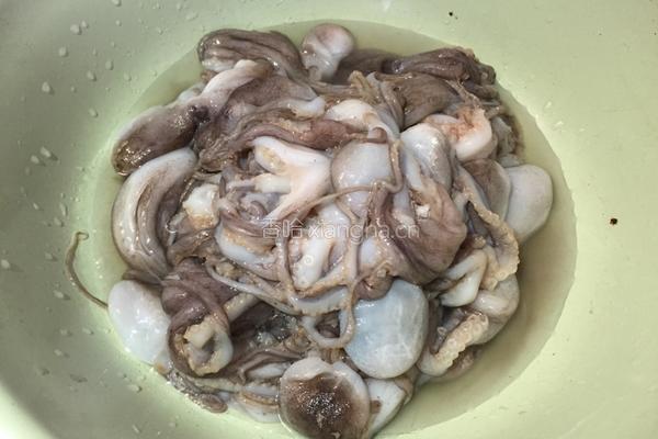 白灼八爪鱼的做法图解1