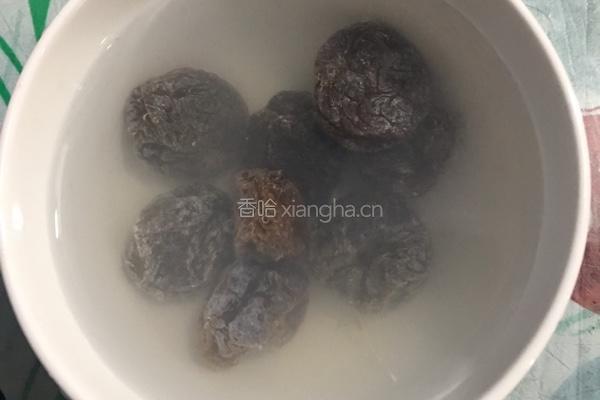 话梅烧排骨的做法图解1