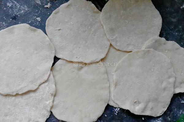 自制白菜猪肉锅贴的做法图解5