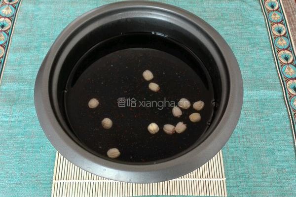 莲子银耳黑米粥的做法图解3
