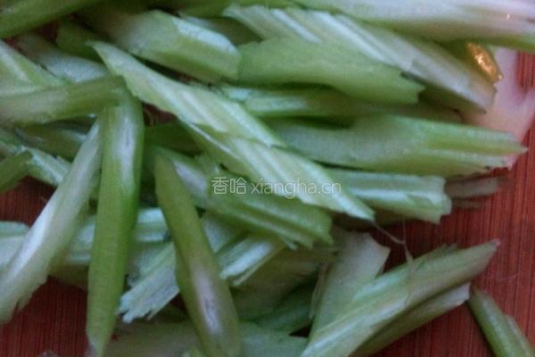 芹菜百合的做法图解2