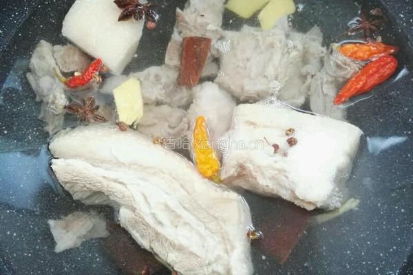 回锅肉烧土豆片的做法图解2