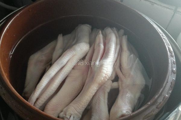 卤鸭掌的做法图解1