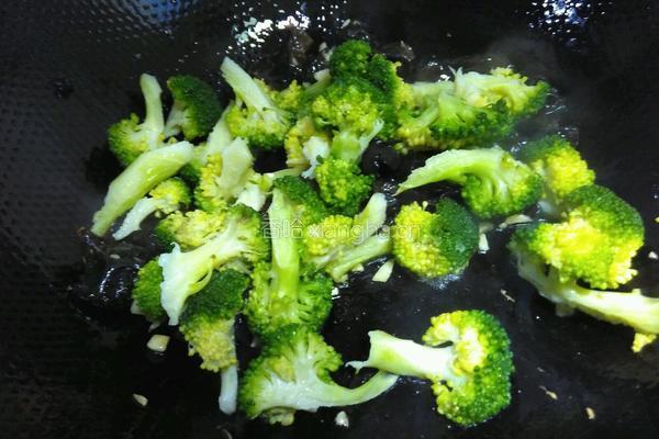西兰花炒木耳的做法图解5
