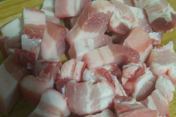 五花肉炖土豆的做法图解1