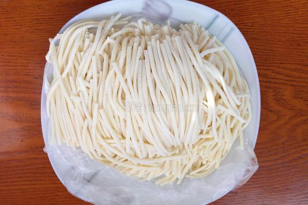 〖 蘑菇酸汤面 〗的做法图解2