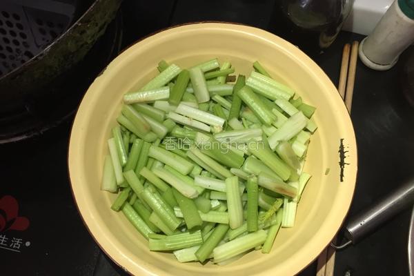 鸡丝芹菜的做法图解1