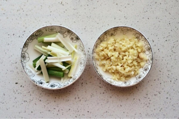 豆芽炒闷饼的做法图解2