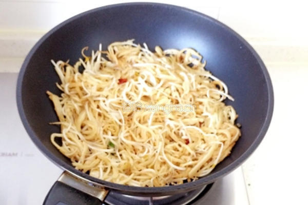 豆芽炒闷饼的做法图解5