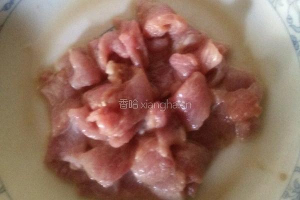 卷心菜木耳炒肉片的做法图解1