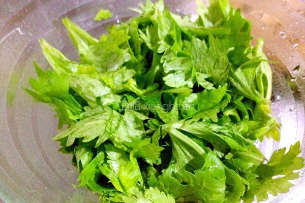 凉拌芹菜叶的做法图解1