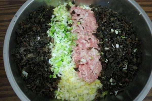 猪肉白菜木耳饺子的做法图解1