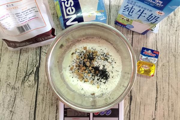 芝麻核桃麻薯面包的做法图解3
