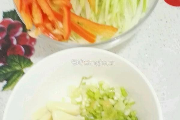 醋炒红辣椒萝卜丝的做法图解2