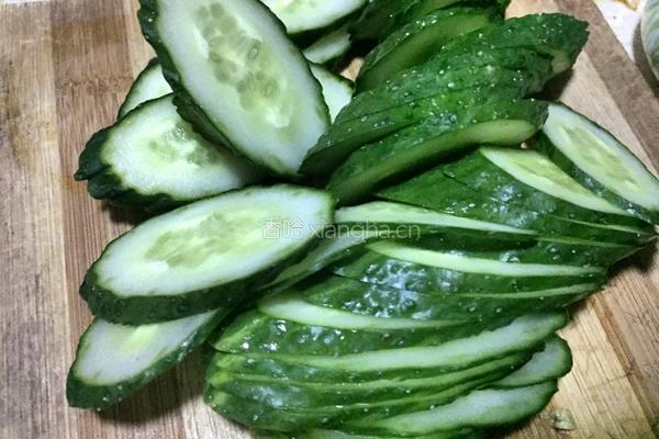 黄瓜炒鸡蛋的做法图解1