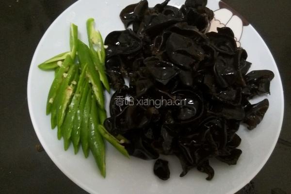 木耳炒肉的做法图解2