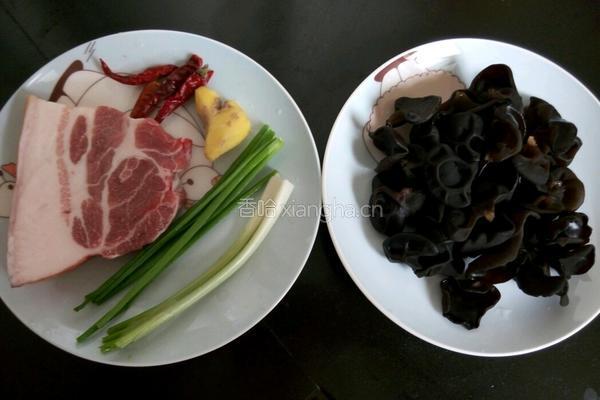 木耳炒肉的做法图解1