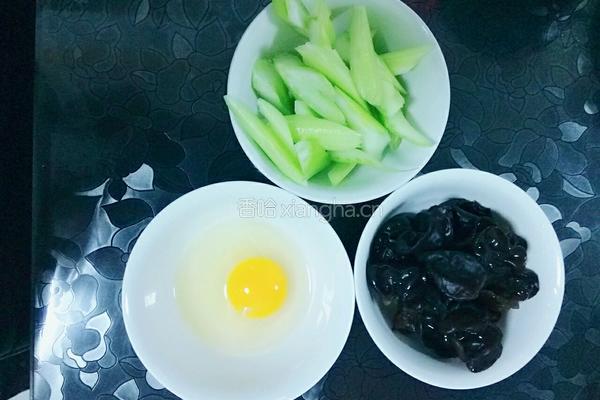 木须西芹木耳的做法图解1