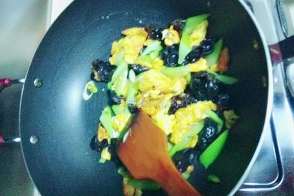 木须西芹木耳的做法图解7