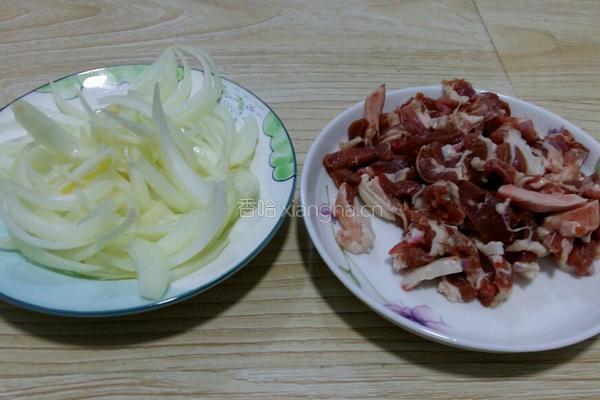 爆炒羊肉圆葱的做法图解1