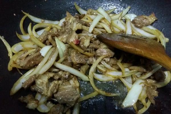 爆炒羊肉圆葱的做法图解2