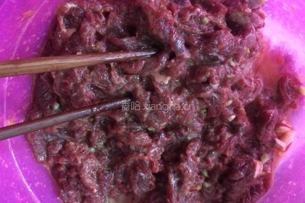 牛肉盖洋葱…（湿炒牛肉）的做法图解1