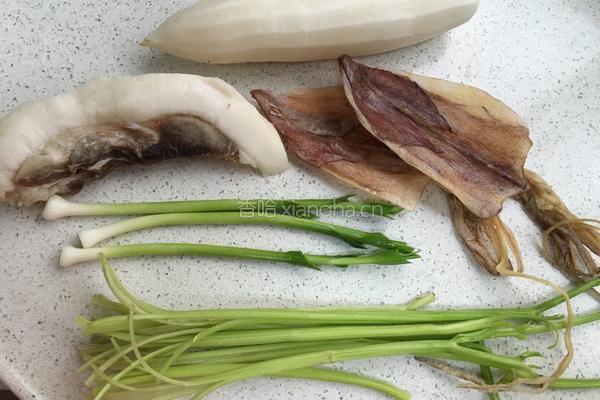 鱿鱼干煲五花肉的做法图解1