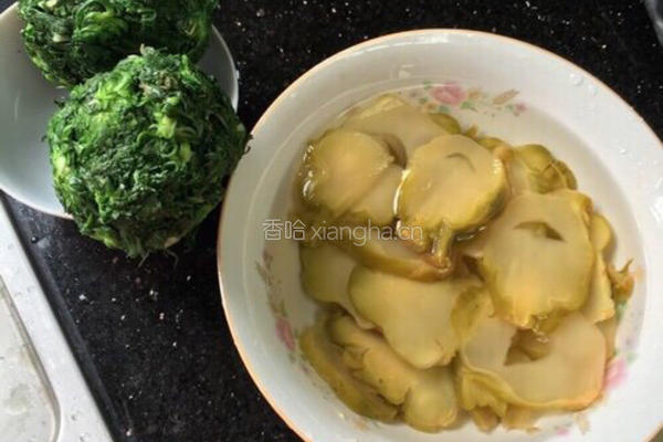 荠菜猪肉榨菜饺子的做法图解2