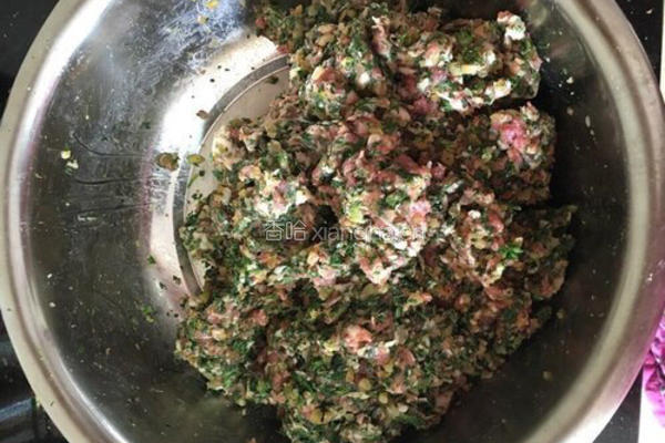 荠菜猪肉榨菜饺子的做法图解3