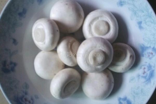 双菇干腐肉片的做法图解3
