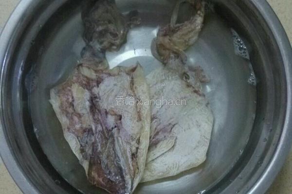 芹菜炒鱿鱼的做法图解2