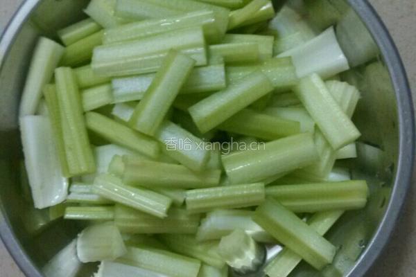 芹菜炒鱿鱼的做法图解4