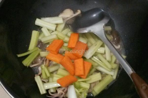 芹菜炒鱿鱼的做法图解12