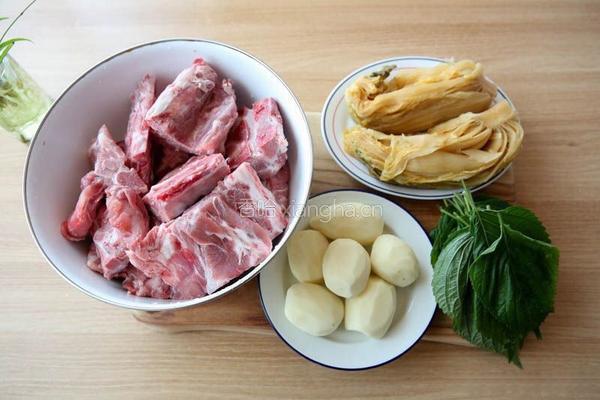 韩国脊骨土豆汤的做法图解1