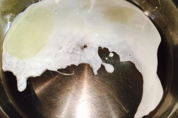 椰子油煎鸡蛋白的做法图解2