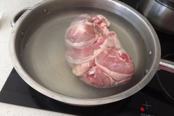 香菇蚝油焖鸡肉的做法图解1