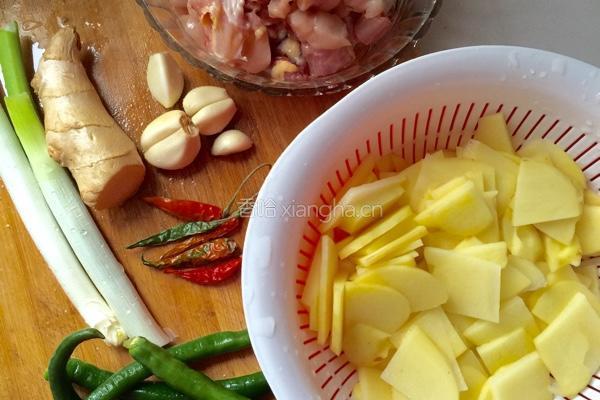 家常土豆炒鸡丁的做法图解1