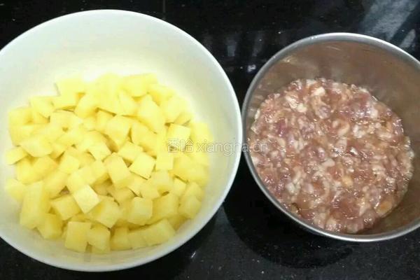 土豆蒸肉碎的做法图解1