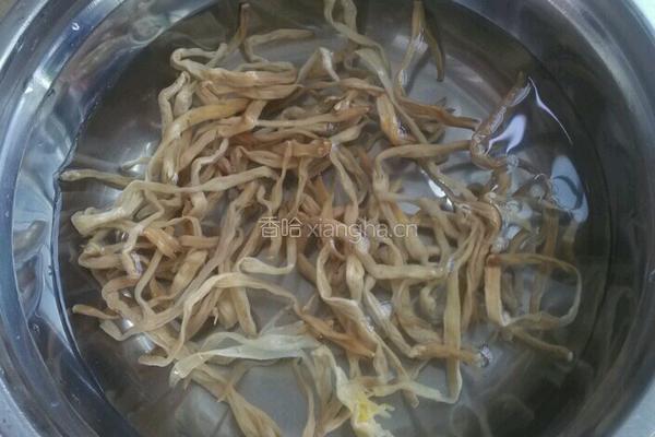 黄花菜炝蘑菇肉丝的做法图解2