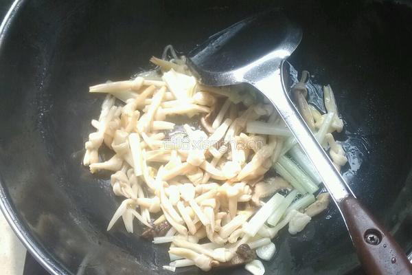 黄花菜炝蘑菇肉丝的做法图解9