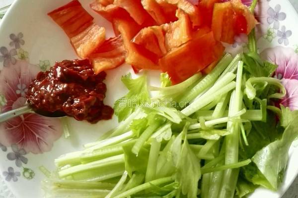 香干芹菜红椒炒回锅肉的做法图解4