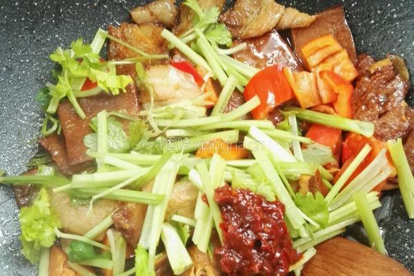 香干芹菜红椒炒回锅肉的做法图解5