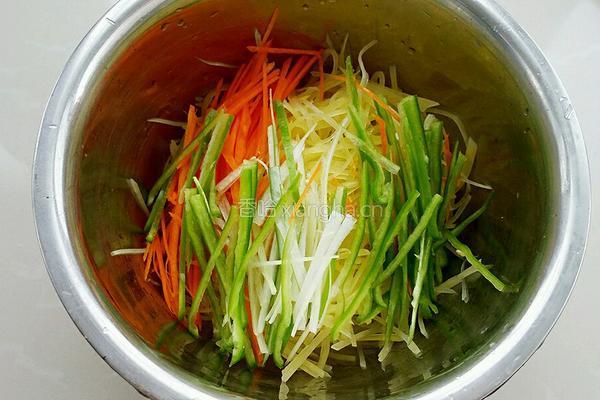 凉拌酸辣土豆丝的做法图解4