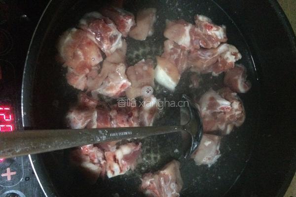 萝卜炖排骨汤的做法图解1