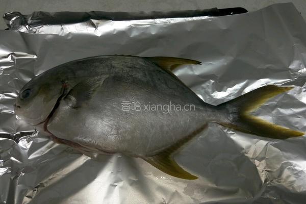 烤箱锡纸烤鲳鱼的做法图解1
