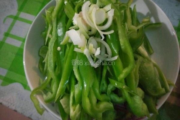 青椒炒肉的做法图解1