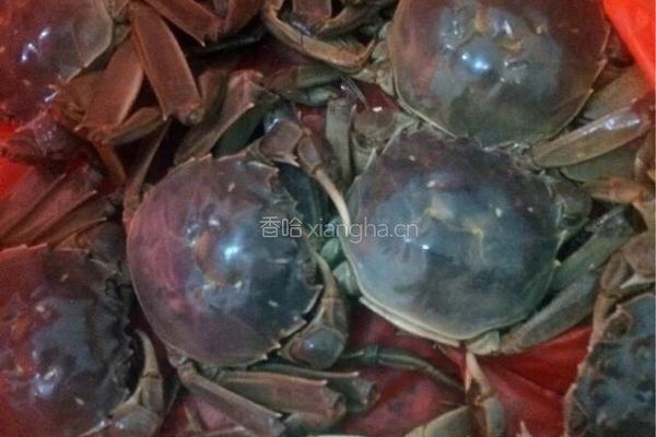 水煮河蟹的做法图解1