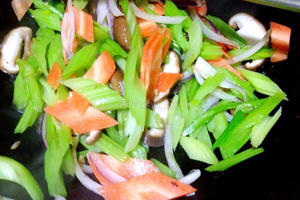 培根芹菜炒杂蔬的做法图解8