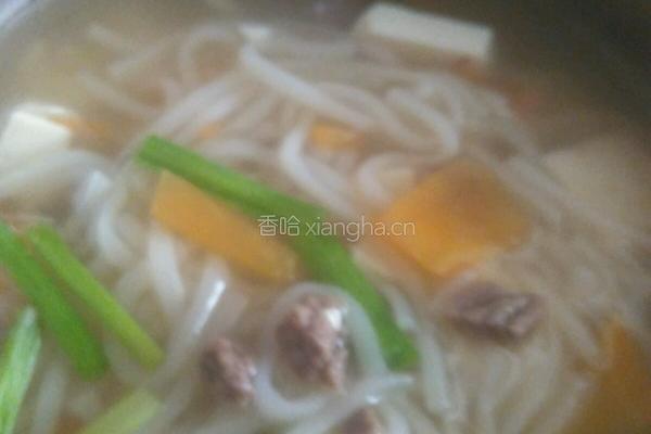 牛肉丁汤面的做法图解2