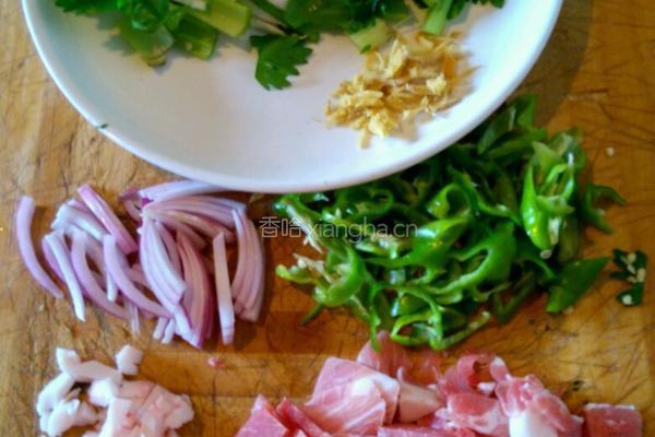 芹菜炒肉的做法图解1
